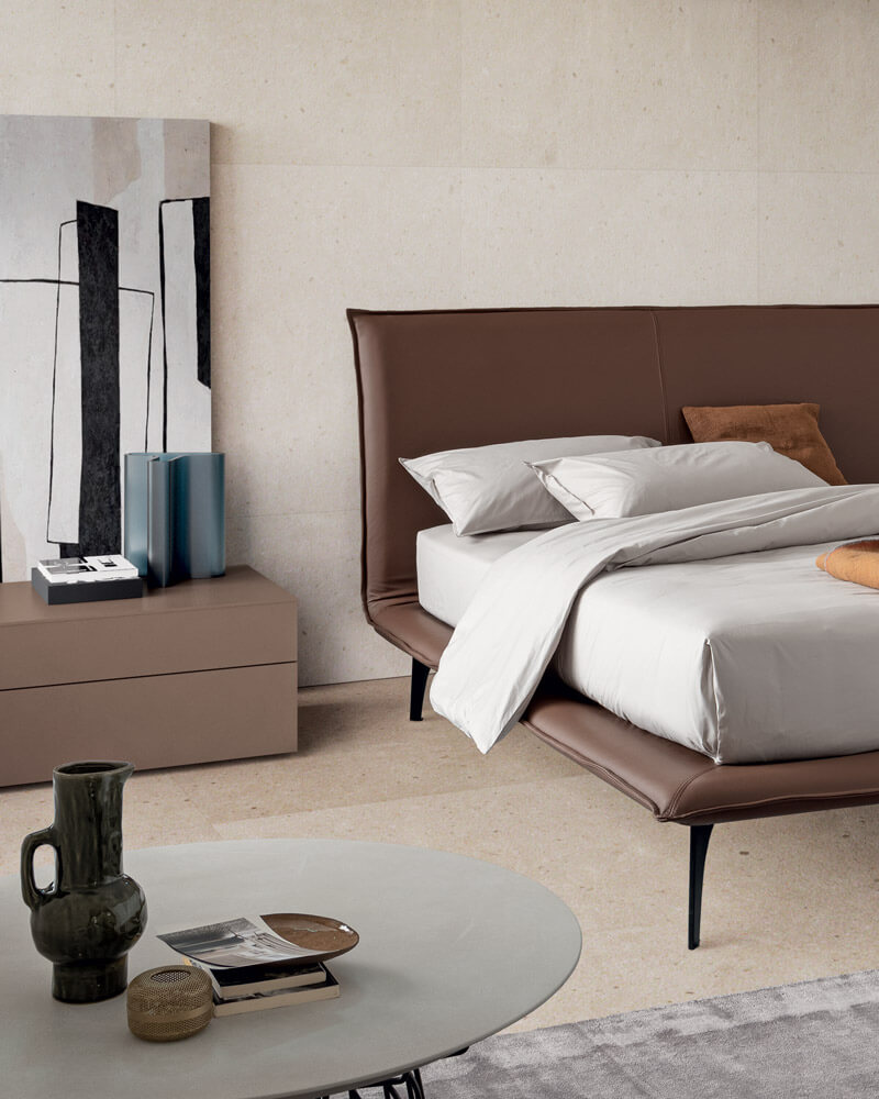 space-letto-minimalista-in-pelle-piedini-in-metallo