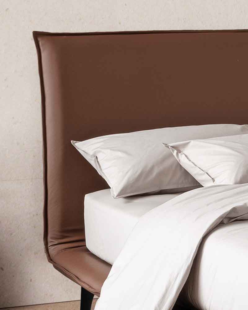 space-letto-minimalista-in-pelle-testiera-lineare